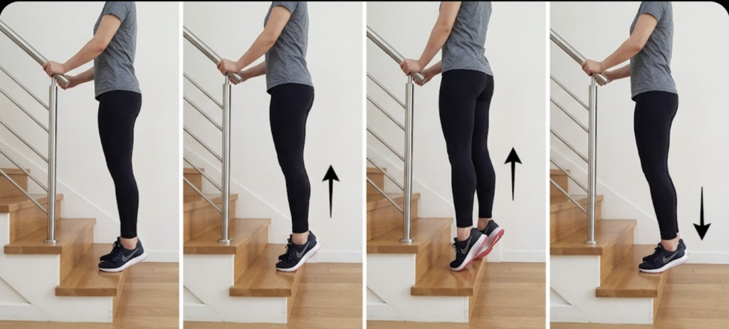 계단 모서리에 앞꿈치를 올리고 양손으로 난간을 잡은 상태에서 뒤꿈치를 천천히 들어 올리는 동작 순서 사진
